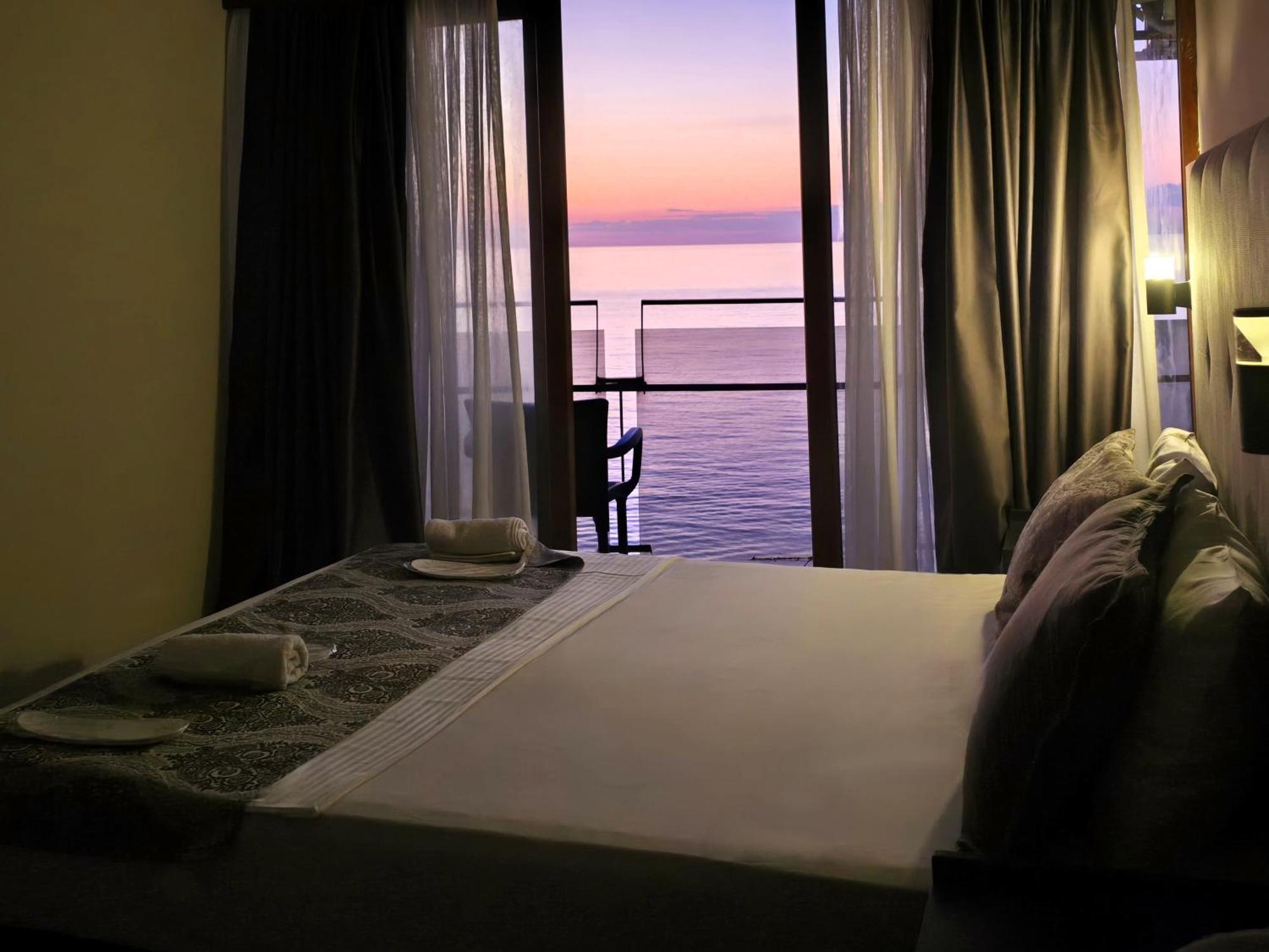 Ashtal Beach Hotel Batum Dış mekan fotoğraf